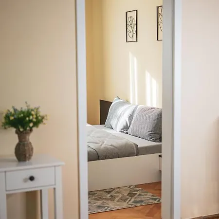 And Modern With Free Parking Apartment *