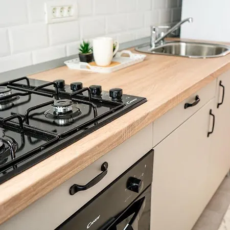 And Modern With Free Parking Apartment *